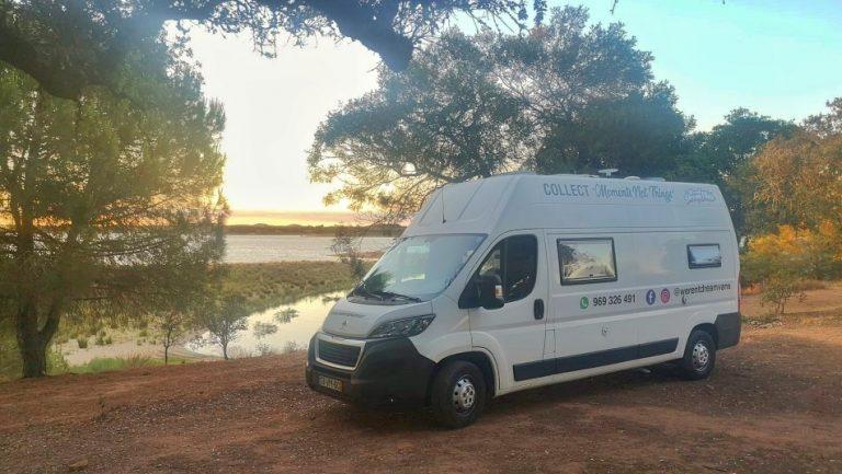 foto exterior autocaravana we rent dream vans 969326491 @werentdreamvans - aluguer de autocaravanas. campervan estacionada junto de um rio com o céu e o pôr do sol ao fundo, aluguer autocaravanas lisboa