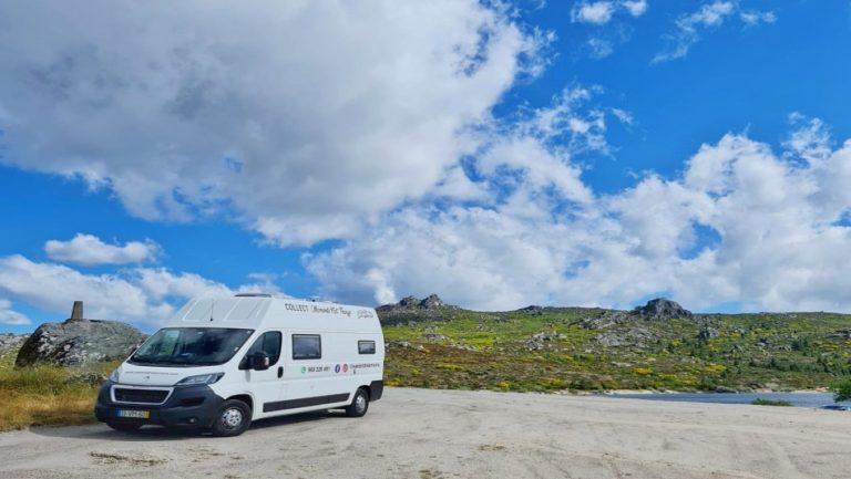 foto exterior autocaravana na natureaza perto da serra de sintra we rent dream vans 969326491 @werentdreamvans campervan estacionada junto de um rio com o céu azul e o pôr do sol ao fundo. aluguer de autocaravanas. aluguer autocaravanas lisboa