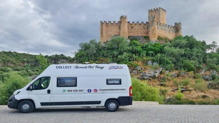 foto exterior autocaravana no castelo dos mouros em sintra we rent dream vans 969326491 @werentdreamvans campervan estacionada junto de um rio com o céu e nuvens cinzentas. aluguer de autocaravanas. aluguer autocaravanas lisboa