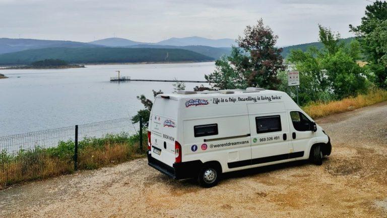 foto exterior autocaravana na zona de fronteira no douro we rent dream vans 969326491 @werentdreamvans campervan estacionada junto de um rio com o céu e as serras ao fundo. Árvores verdes. aluguer de autocaravanas. aluguer autocaravanas lisboa