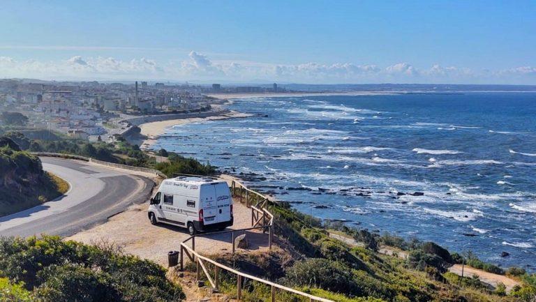 foto exterior autocaravana na Figueira da Foz - Perto do Rio Mondego. we rent dream vans 969326491 @werentdreamvans campervan estacionada junto mar e da praia .aluguer de autocaravanas. aluguer autocaravanas lisboa