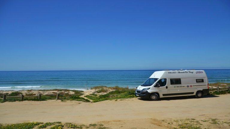 foto exterior autocaravana na praia. Fonte da Telha, Almada, Setúbal, Lisboa em Portugal. we rent dream vans 969326491 @werentdreamvans campervan estacionada junto mar e da praia . aluguer de autocaravanas. aluguer autocaravanas lisboa